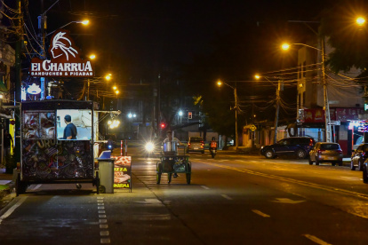 Ausencia. En las noches, la avenida Ernesto Albán luce vacía; no hay movimientos de personas a pesar de que los restaurantes y minimarkets están abiertos.
