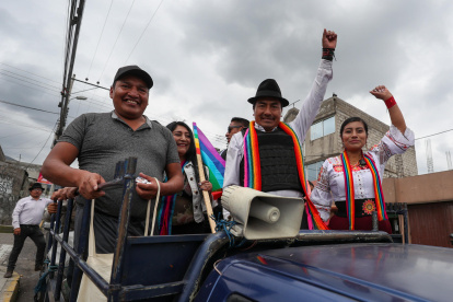 El candidato presidencial por el Movimiento de Unidad Plurinacional Pachakutic, Leónidas Iza (c) saluda este domingo, en Cutuglagua (Ecuador).
