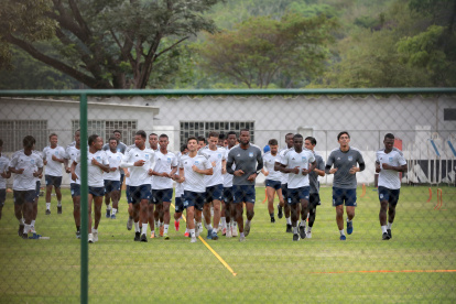 Emelec inició su pretemporada 2025 en el Polideportivo de Los Samanes, previo al viaje a Perú y Colombia