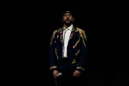 Bad Bunny revela los detalles de su esperada gira "No me quiero ir de aquí", que comenzará en julio en el Coliseo de Puerto Rico.