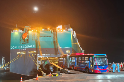 El primero de 60 trolebuses comprados por el Municipio de Quito llegó a Ecuador la noche del domingo 12 de enero de 2025.