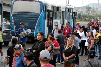 Personas se aglomeran para tomar buses.