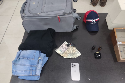 Entre las evidencias se encontró pastillas blancas, un líquido transparente, dinero en efectivo.