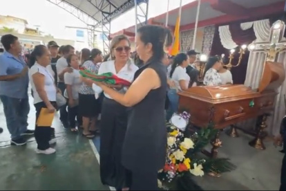 El funeral del alcalde de Arenillas, Eber Ponce, se realizó este 13 de enero. Luego el féretro fue trasladado para el sepelio.