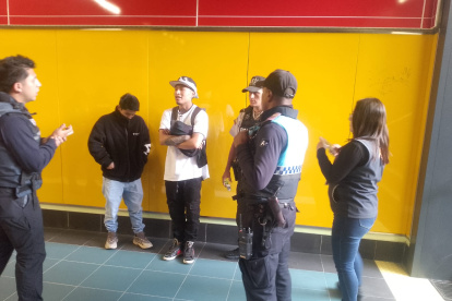 Dos personas fueron detenidas por vandalizar una de las paredes de la estación del Metro de Iñaquito