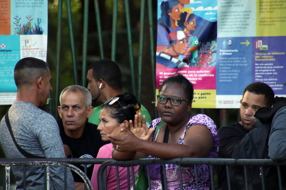 Personas hacen fila para realiza tramites migratorios este viernes, en Tapachula (México).