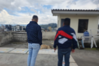 El perro estaba en un espacio reducido sin alimento y sin agua.