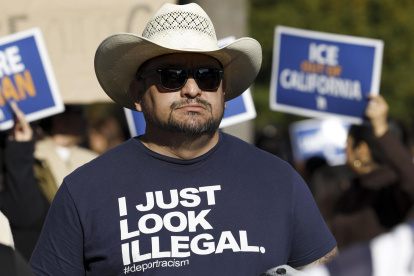 Un hombre con una camiseta en la que se lee "Solo parezco ilegal", durante una manifestación en protesta contra las propuestas que está discutiendo la Administración entrante de Donald Trump.