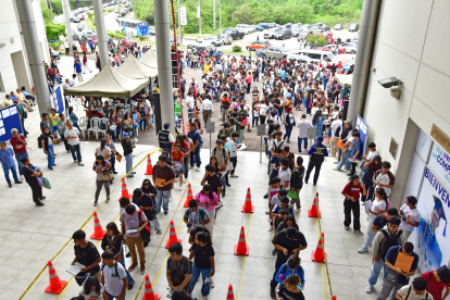 1. Filas. Cientos de personas se amontonan para ingresar.