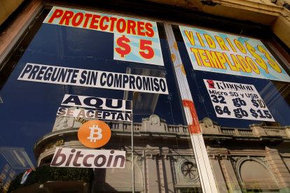 Criptomoneda.- Fotografía de un negocio que acepta pagos en criptomoneda, hoy, en San Salvador (El Salvador). El Salvador cumple este martes tres meses desde la implementación del bitcóin como moneda de pago junto al dólar estadounidense, en medio de las expectativas generadas por el anuncio de la construcción de lo que se prevé sea la primera "cuidad bitcóin" del mundo. EFE/ Rodrigo Sura