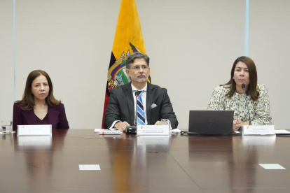 Laura Flores (d) fue delegada por la Asamblea Nacional para integrar la Comisión Calificadora de selección de los jueces de la Corte Constitucional.