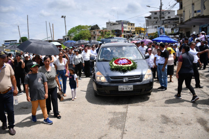 Despedida. Familiares y ciudadanía en general participaron en una caravana fúnebre en honor a Eber Ponce.