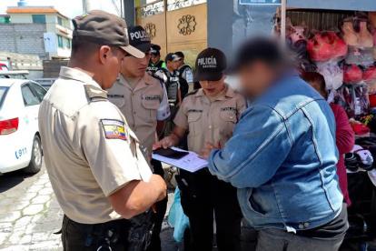 Durante el control a las personas extranjeras en el cantón Salcedo.