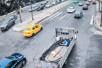 Un vehículo fue detenido con dos sospechosos en su interior