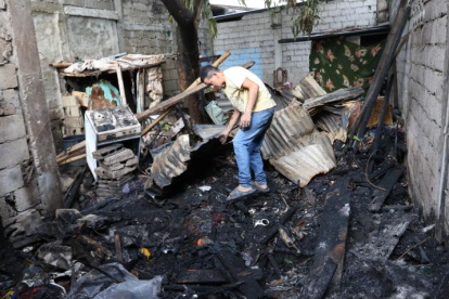 En Guayaquil, un incendio originado por un cortocircuito arrasó con todo lo que había en el hogar.