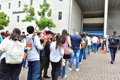 En los exteriores de la universidad se logra ver largas filas de aspirantes