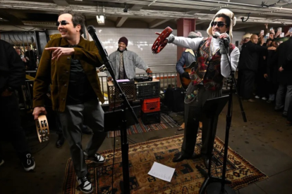 Bad Bunny y Jimmy Fallon en una estación de metro en Nueva York el 13 de enero de 2025.