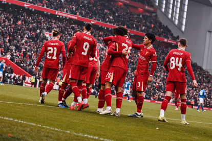 Liverpool lidera la Premier League a falta del partido ante Everton que fue aplazado