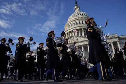 Una banda militar actúa durante un ensayo general en el Capitolio antes de la toma de posesión del presidente electo Donald Trump, en Washington, DC, el 12 de enero de 2025.