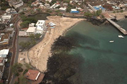 Vista panorámica de la playa Los Marinos, en San Cristóbal, Galápagos.