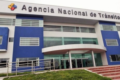 La ANT se encarga de planificar, regular y controlar el transporte terrestre, el tránsito y la seguridad vial.