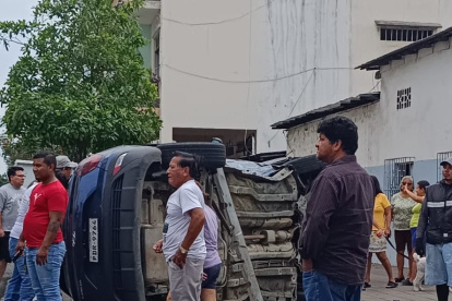 Un vehículo quedó volcado.