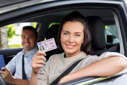 La licencia de conducir en Ecuador se puede obtener por primera vez a partir de los 18 años de edad.