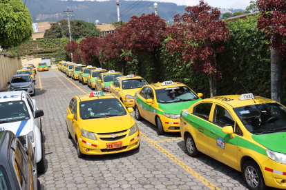 Distintivo. El taxi rural amarillo con verde no podía recoger pasajeros dentro del área urbana de Quito.