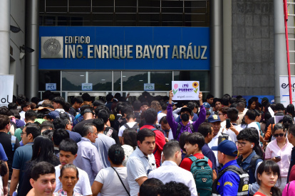 Cientos de personas realizaron filas previo a dar el examen en la Espol