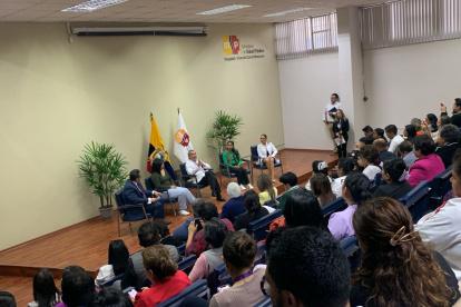 Los funcionarios, médicos y trabajadores del Hospital Vicente Corral Moscoso, en Cuenca, esperaban la llegada del presidente Daniel Noboa.