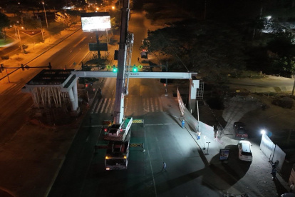 En el kilómetro 14.2 de vía a la costa se está levantando uno de los pasos peatonales del sector.