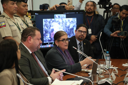 Mónica Palencia, ministra del Interior, junto con Lyonel Calderón (derecha) y acompañada del exvocal de la Judicatura, Fernando Yávar, actual comisonado para renoar la Corte Constitucional.