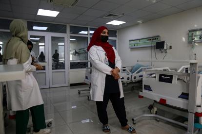 La estudiante afgana de enfermería y obstetricia Shakila Nouri practica enfermería y obstetricia en un hospital privado en Kabul.