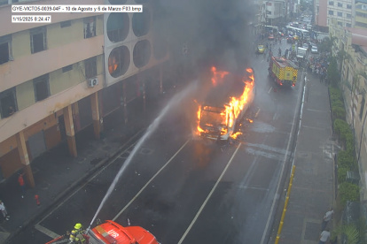 Un bus de transporte urbano se incendió en las calles 10 de Agosto y 6 de Marzo, en el centro de Guayaquil, la mañana de este miércoles 15 de enero.