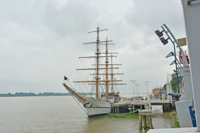 Hay proyectos para implementar la transportación fluvial sobre el río Guayas.