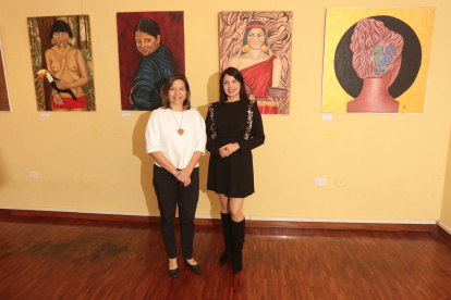 Adelina Landívar, directora Centro Cultural Ecuatoriano Alemán, y la artista Mariana Portilla.