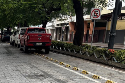 Usuarios de ciclovías reclaman porque varias de ellas están siendo invadidas.