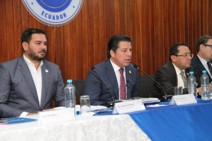 Andrés Fantoni (i) y Luis Cabezas-Klaere (c( son las nuevas autoridades.