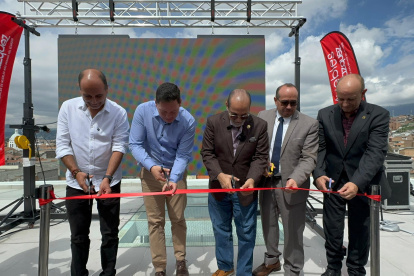 Evento. En la Feria de la Construcción, Vivienda y Decoración de Cuenca, el ministro Humberto Plaza oficializó la elaboración de un Acuerdo Ministerial para el desarrollo de proyectos de vivienda.