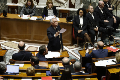 El primer ministro Francois Bayrou (C), responde a los diputados que hablaron después de su declaración de política general en la Asamblea Nacional en París el 14 de enero de 2025.