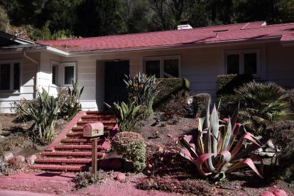 Una casa está cubierta con retardante de fuego en el barrio de Pacific Palisades en Los Ángeles, California, EE.UU., el 12 de enero de 2025.