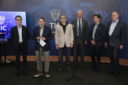 AME1507. BOGOTÁ (COLOMBIA), 15/01/2025.- El ministro de Tecnologías de la Información y las Comunicaciones de Colombia, Mauricio Lizcano (2-i), habla junto al socio gerente de SUR Holdings, Stan Chudnovsky (c), durante una rueda de prensa este miércoles, en Bogotá (Colombia). El conglomerado SUR Holdings, formado por inversores de Estados Unidos y Reino Unido, adquirió la empresa de telecomunicaciones WOM Colombia, que seguirá funcionando en el país, luego de solicitar un proceso de reorganización empresarial para el pago de créditos. EFE/Carlos Ortega