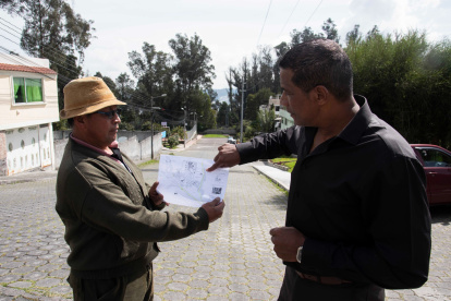 Los vecinos del barrio El Trigal muestran el proyecto de la UTE.