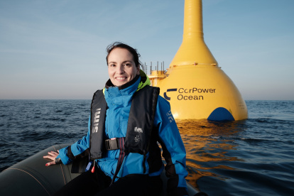 Una especialista de CorPower junto a boya WEC-C4 experimental.
