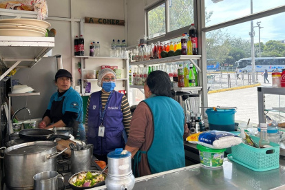 Inspección. Los técnicos ingresaron a locales y kioscos de la terminal terrestre de Quitumbe.