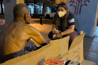 Voluntariado. Alrededor de 100 personas salen todos los jueves a alimentar a las personas sin hogar de Guayaquil.