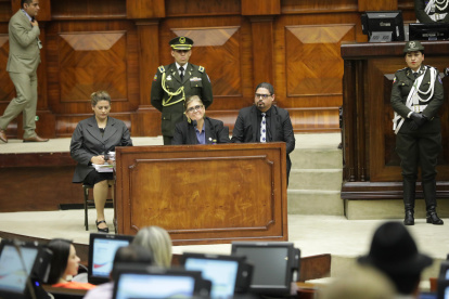 La ministra del Interior Mónica Palencia y detrás de ella Lyonel Calderón, su delegado para el Isspol