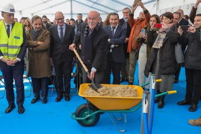 Empresa. El momento que ponen la primera piedra de la empresa Tebrio.