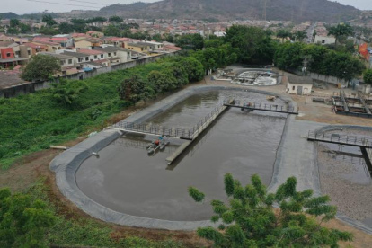 En diciembre pasado, la ministra de Ambiente realizó un recorrido en la planta de tratamiento de aguas residuales de Guayaquil para evaluar las tomas de muestras que realizan en el río Daule