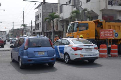 El tráfico de la ciudad, obstaculizado por obras y semáforos dañados.
